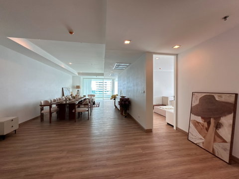 FOR SALE Large luxury riverfront condominium.