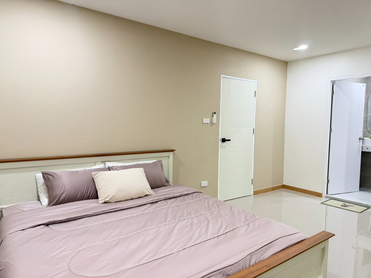 รูป  ให้เช่า 🏡 บ้านเดี่ยวชั้นเดียว 3 ห้องนอน พร้อมเฟอร์นิเจอร์ครบ ทำเลรวมโชค เชียงใหม่  #A4-H0595 - รูปที่ 24/37