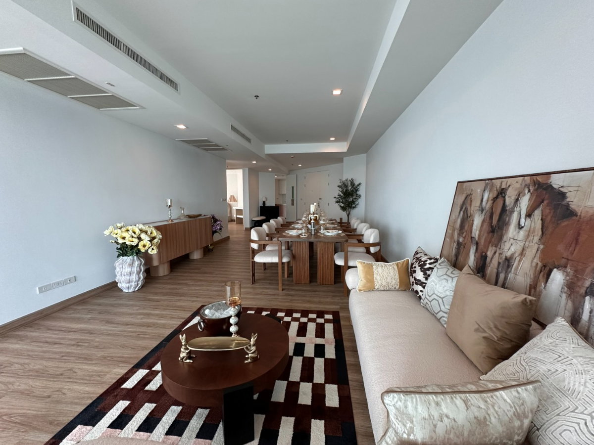 picture FOR SALE Large luxury riverfront condominium. - 2/10