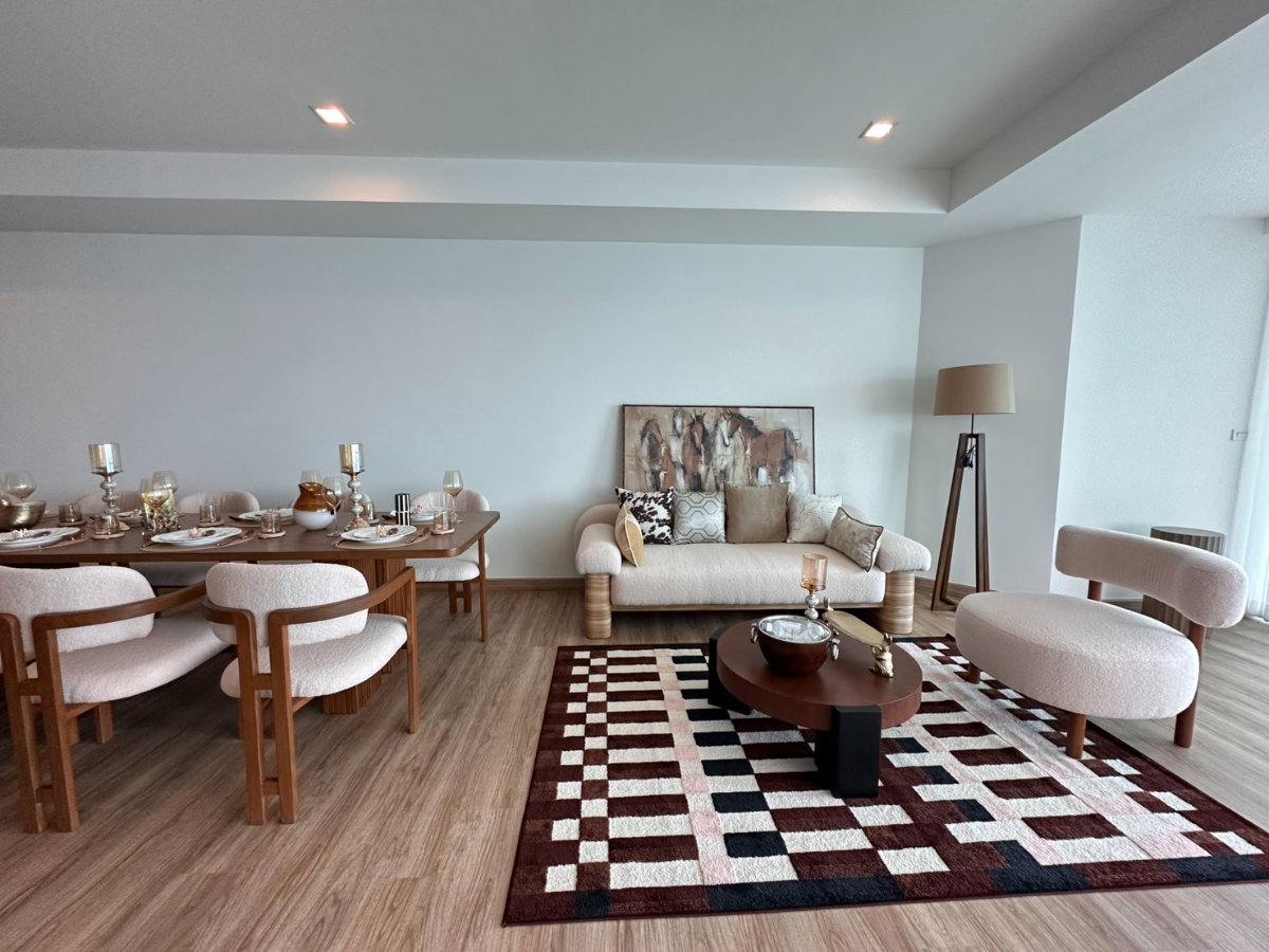 picture FOR SALE Large luxury riverfront condominium. - 4/10