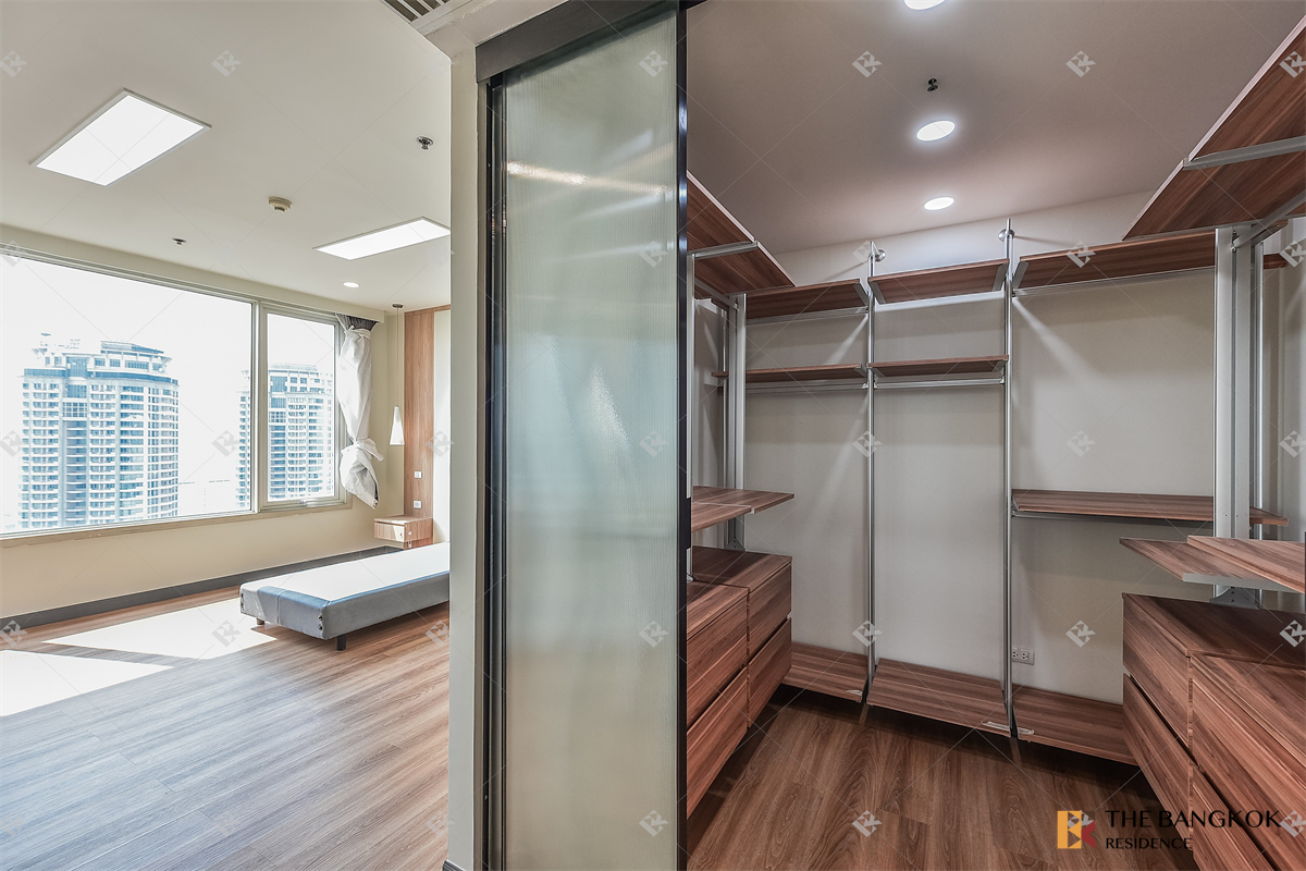 picture The Empire Place Luxuriously Elevated Unit - 8/10