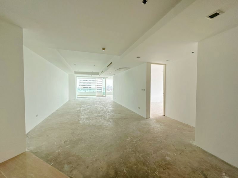 picture FOR SALE Large luxury riverfront condominium - 3/10