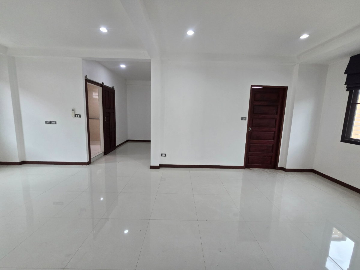 รูป บ้านเดี่ยว กว้าง ราคาถูก หมู่บ้านฟอเรสต้า KC Garden Home 17 ถนนนิมิตใหม่ 40 สามวาตะวันออก คลองสามวา ฟังก์ชั่นบ้านดี มีห้องน้ำในห้องนอนทุกห้อง - รูปที่ 31/43