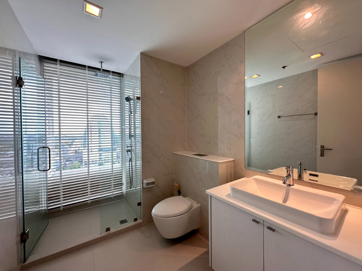 picture FOR SALE Large luxury riverfront condominium. - 7/10