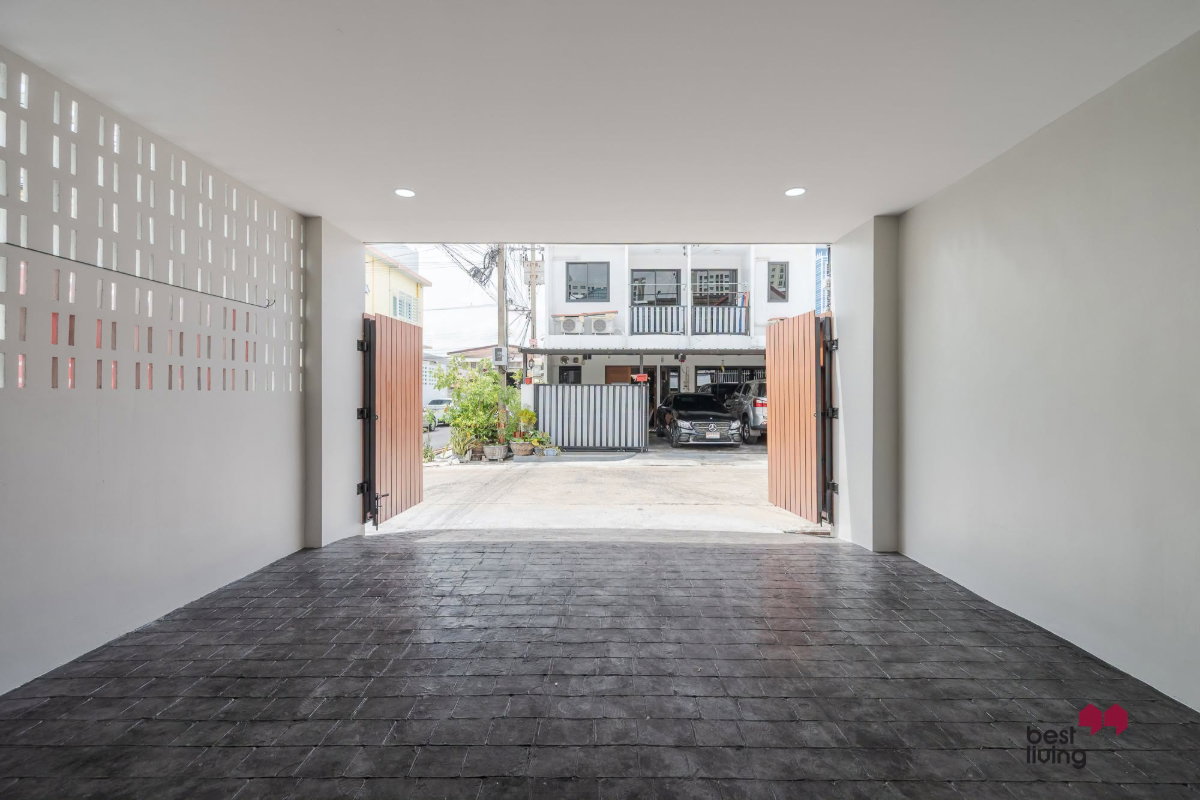 รูป ขายบ้าน หมู่บ้านรุ่งเจริญโชคชัย 4 หลังมุม รีโนเวทใหม่ 200 ตร.ม. - รูปที่ 34/69