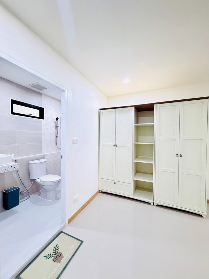 รูป  ให้เช่า 🏡 บ้านเดี่ยวชั้นเดียว 3 ห้องนอน พร้อมเฟอร์นิเจอร์ครบ ทำเลรวมโชค เชียงใหม่  #A4-H0595 - รูปที่ 30/37