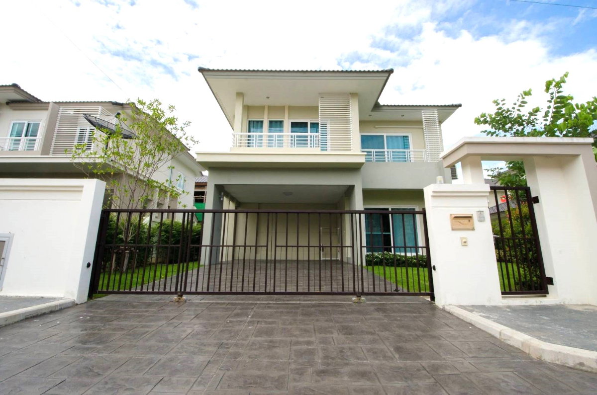 Two storey house for rent with 3 bedrooms,3 toilets and 1 kitchen. 