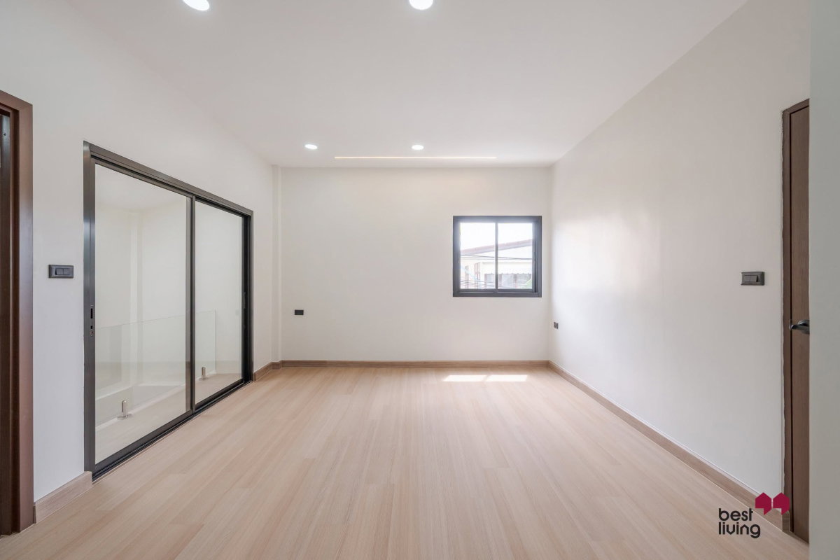 รูป ขายบ้าน หมู่บ้านรุ่งเจริญโชคชัย 4 หลังมุม รีโนเวทใหม่ 200 ตร.ม. - รูปที่ 43/69