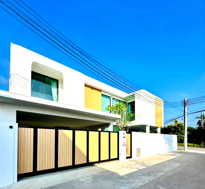 เช่าบ้านเดี่ยว เชียงใหม่ : ให้เช่าพูลวิลล่าสไตล์โมเดิร์น หางดง เชียงใหม่ พื้นที่ใช้สอย 240 ตร.ม. รับสุนัขพันธุ์เล็ก