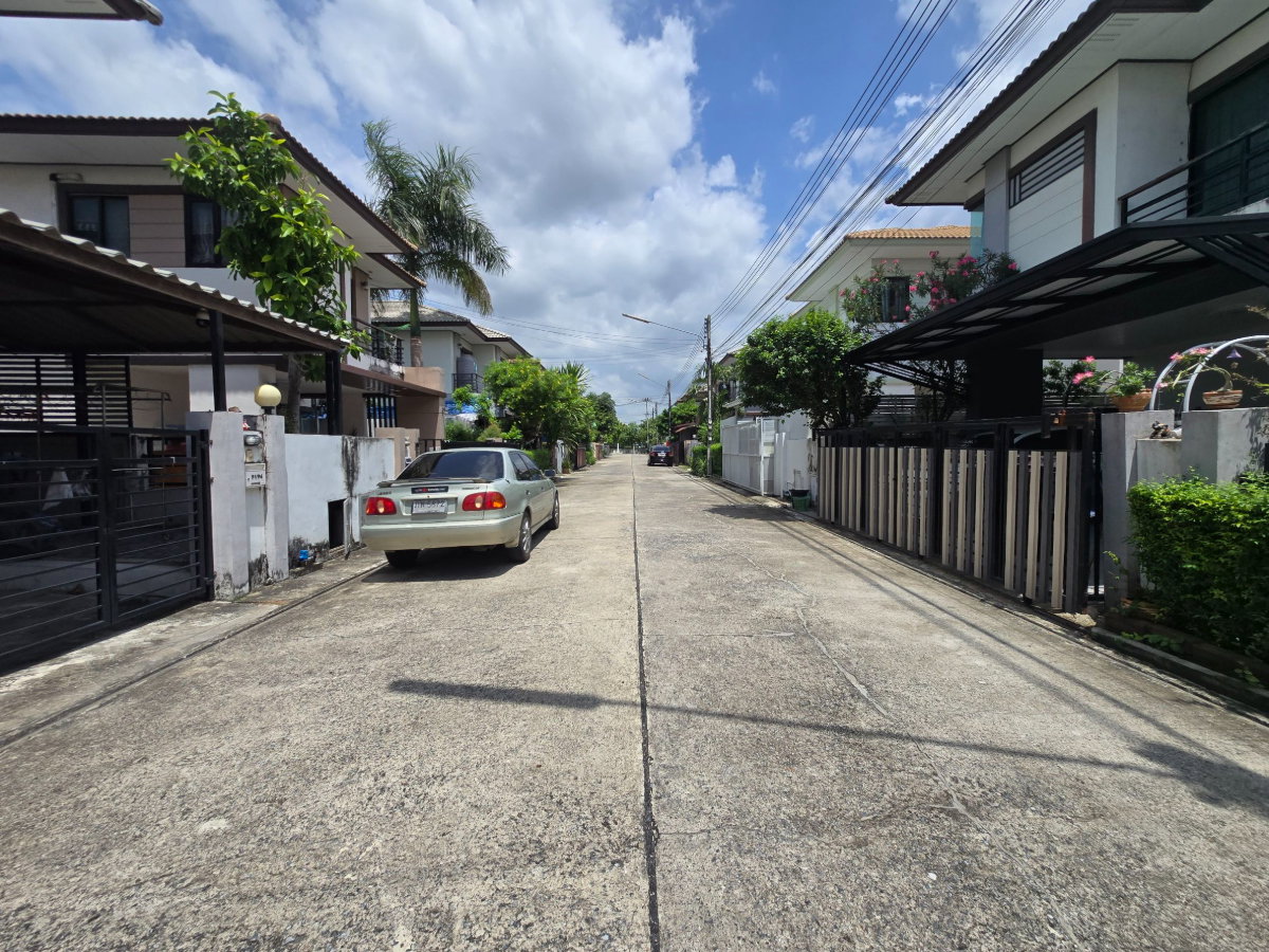 รูป บ้านฟ้าปิยรมย์ เฟส 11 เนสโต้ ซอย4 ลำลูกกาคลอง 6 บ้านแฝด 2 ชั้น ตกแต่งใหม่ทั้งหลัง แต่งสวนสวย พร้อมอยู่ เดินทางสะดวก - รูปที่ 3/40