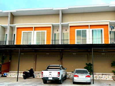 Shophouses for sale Prachaubkirikhan : Urgent sale! Two-story shophouse in a prime location on a main road, suitable for both business and residence. Mueang Prachuap Khiri Khan District.