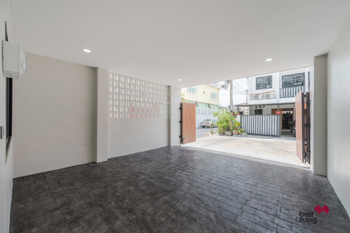 รูป ขายบ้าน หมู่บ้านรุ่งเจริญโชคชัย 4 หลังมุม รีโนเวทใหม่ 200 ตร.ม. - รูปที่ 35/69