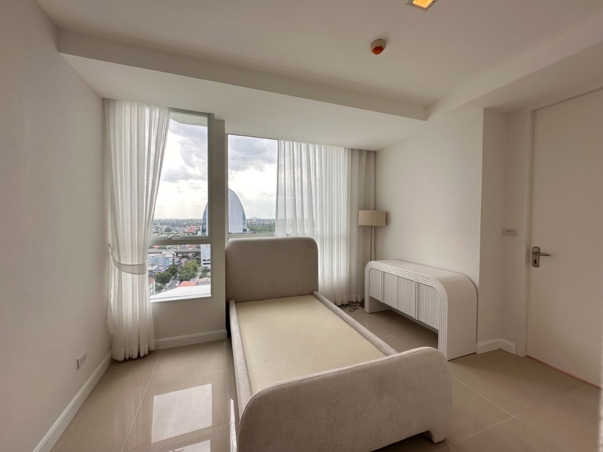 picture FOR SALE Large luxury riverfront condominium. - 3/10