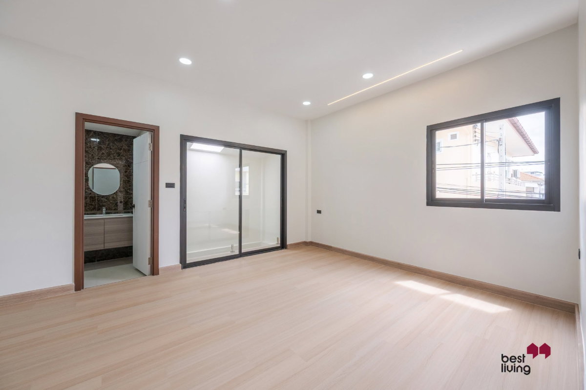 รูป ขายบ้าน หมู่บ้านรุ่งเจริญโชคชัย 4 หลังมุม รีโนเวทใหม่ 200 ตร.ม. - รูปที่ 42/69