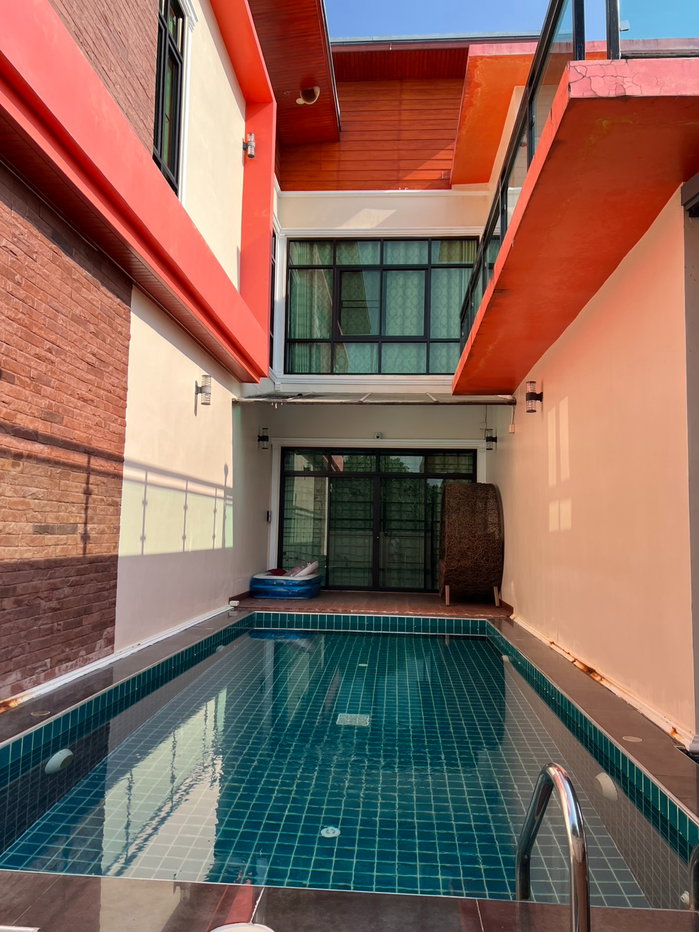 รูป ขายบ้านพูลวิลล่าเชียงใหม่ 2 ชั้น 5 ห้องนอน สระส่วนตัว ที่ดิน 273 ตร.ว. จอดรถ 12 คัน เพียง 6.9 ล้าน - รูปที่ 2/8