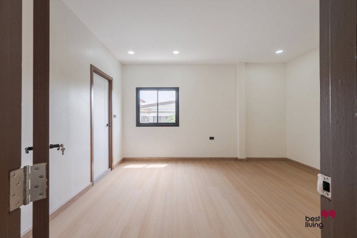 รูป ขายบ้าน หมู่บ้านรุ่งเจริญโชคชัย 4 หลังมุม รีโนเวทใหม่ 200 ตร.ม. - รูปที่ 56/69