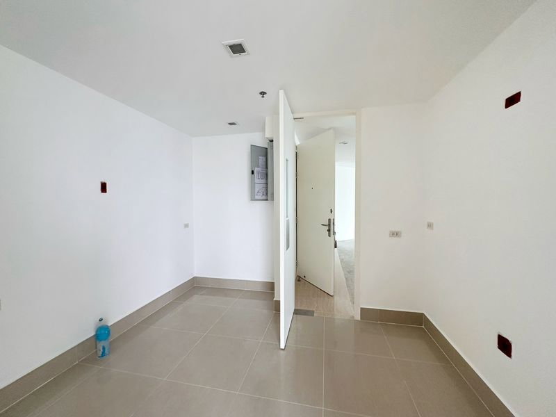 picture FOR SALE Large luxury riverfront condominium - 8/10