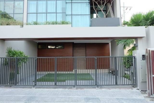 รูป 🌳🏡□■ The Park Lane Ekamai 22 3 BR 5 BH 450 sqm. Corner plot with private swimming pool and private side yard for Rental Townhome for Rental■□🏡🌳 - รูปที่ 3/20