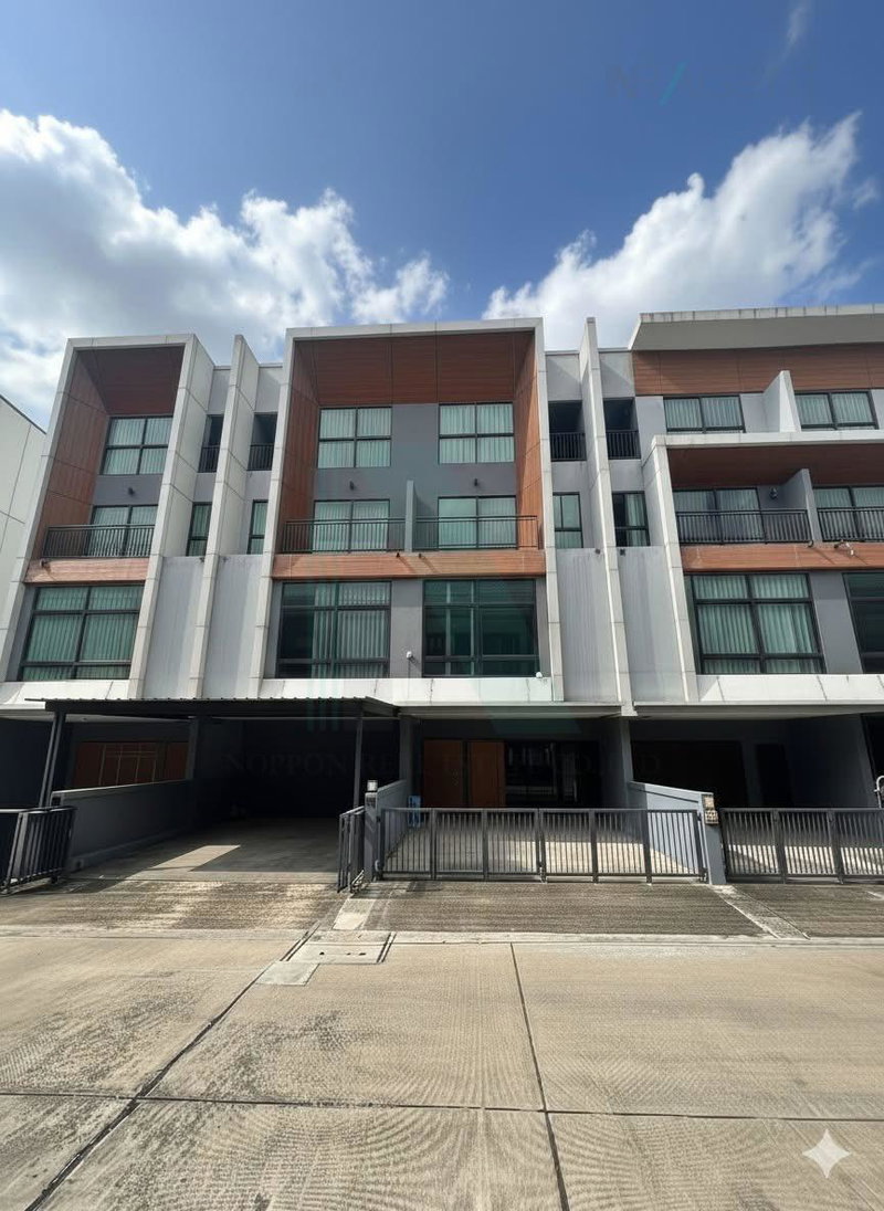 Townhouses for sale : For Sell Town house ARDEN PHATTHANAKAN 3-story 3 bedroom 4 bathroom