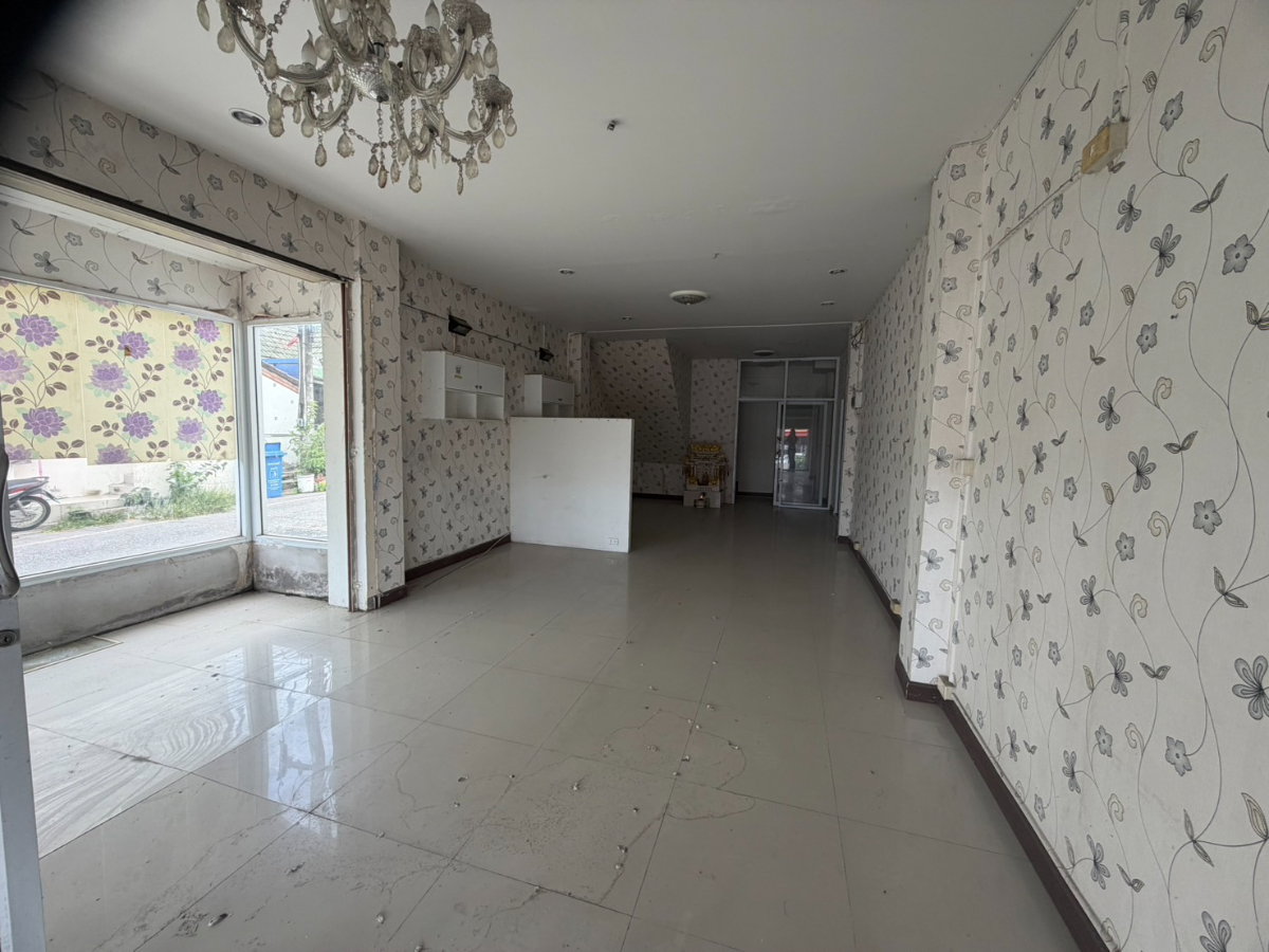 picture ð Freehold 3-Storey Townhome in the Heart of Sriracha â EEC's Rising Star - 2/13