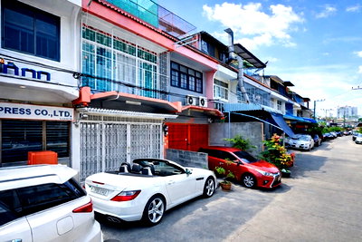 Shophouses for rent Yan Nawa : Near Terminal 21 Rama 3, only 3 km., 3 floors, 3 bedrooms, 3 bathrooms, Sathu Pradit 45-51, near Rung Charoen Market 600 m. and Central Rama 3, only