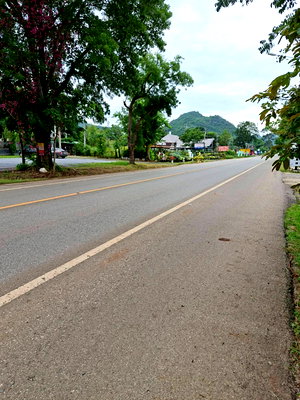 Land for sale Nakhon Ratchasima : 7 rai of land for sale on Thanarat Road, Pak Chong, Khao Yai. Beautiful location, great price. Ideal for businesses, restaurants, hotels