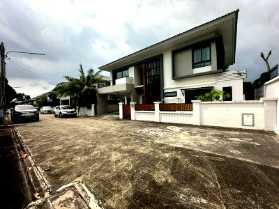 Houses for rent : Two-story detached house for rent at The Complete Sriracha. Fully furnished and move in Ready
