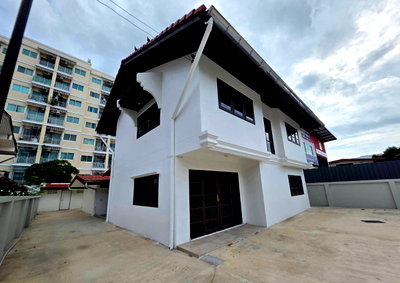 Home office for rent Bangna Commercial College : For Rent Home Office 3separate buildings Near BTS Bearing Only800m.