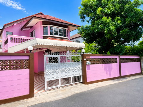 Central Westgate 980 m. 2-story house, 4 bedrooms, 2 bathrooms, next to Kasemrad Hospital, Rattanathibet, 600 m., near MRT Sam Yaek Bang Yai, 280 m.,