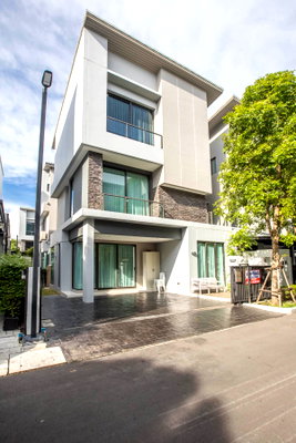 Twin houses for rent Bangkok : ND1000 For rent Baan Klang Mueng CLASSE Ekkamai - Ramintra