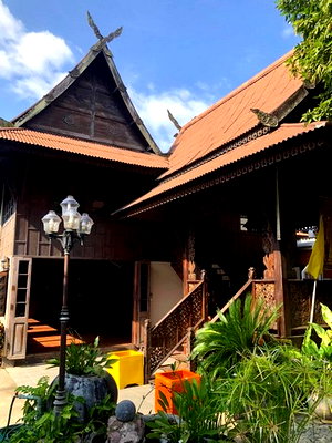 Land for sale Chiang Mai Provincial Land Transport Office : Land for sale with a traditional Thai house in Hang Dong, Chiang Mai. 6 rai (approximately 2.4 acres). Located on Highway 2001, 