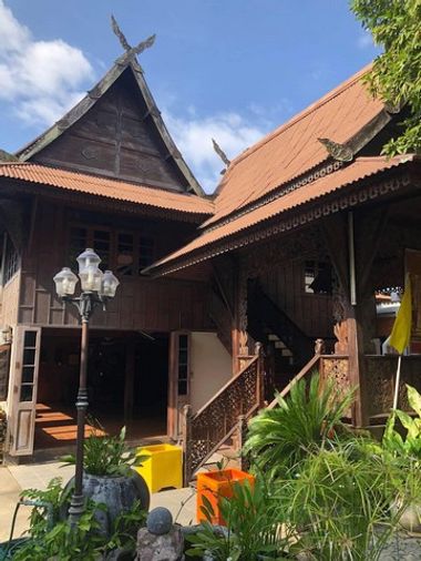 ขายที่ดินพร้อมบ้านเรือนไทย หางดง เชียงใหม่ 6 ไร่ ติดถนนไฮเวย์2001 ห่างจากศูนย์ราชการ 900 เมตร