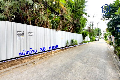 ที่ดิน ถนนรามอินทรา : ขายที่ดินถมแล้ว 202 ตารางวา หน้ากว้าง 30 เมตร  ซอยพหลโยธิน 48 แยก 26  ใกล้ BTS สายหยุด
