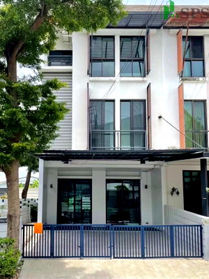 Townhouses for rent Bangna Commercial College : 3-Storey Corner Townhome for Rent | Areeya Mandarina Sukhumvit 77 Onnut (SPSMG47)