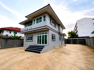 Houses for sale Bangkok : Exclusive 2-Storey Family Home for Sale | Baan Kasalong