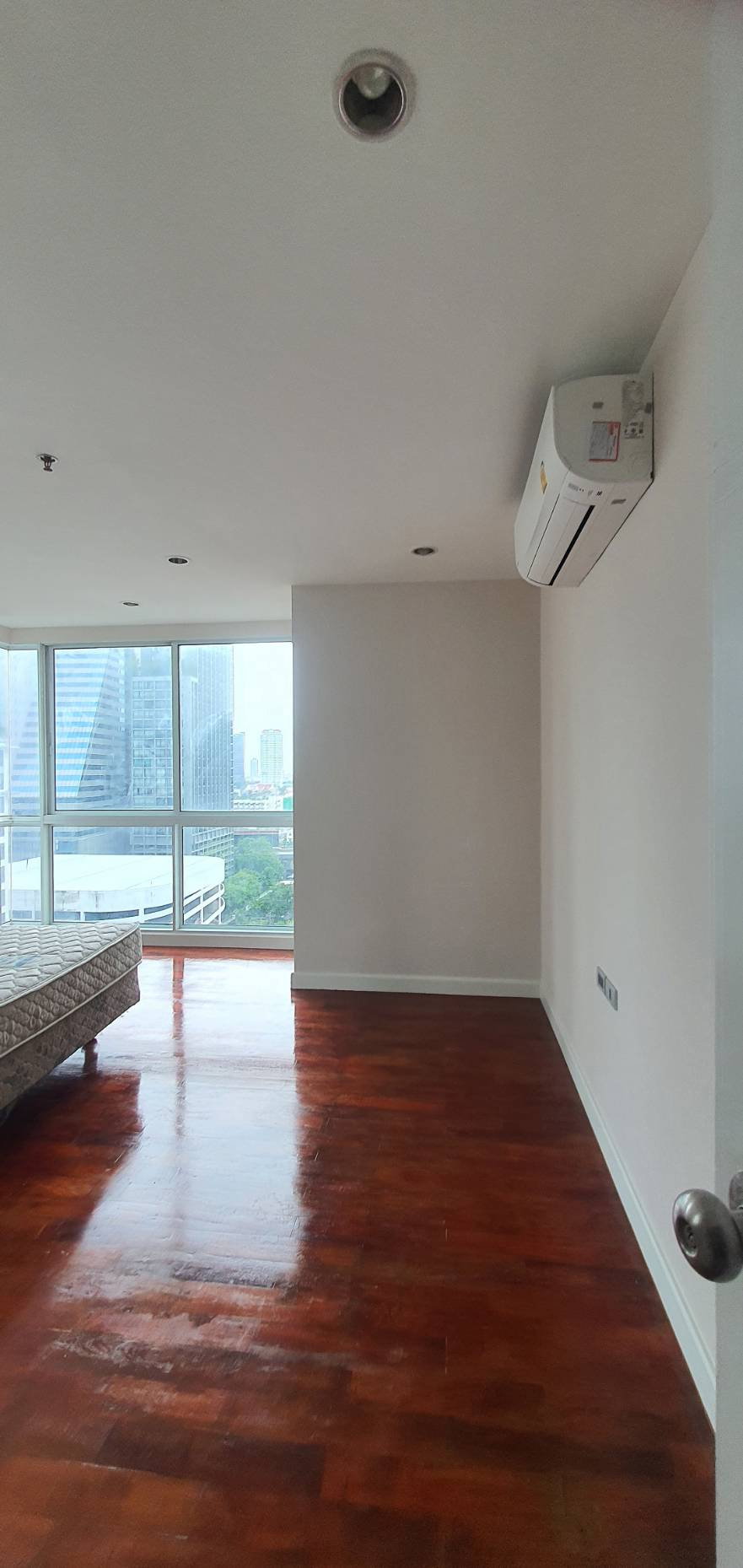 For rent Baan Siri Silom, very affordable price, beautiful renovated room, next to Bangkok Christian School, BTS Surasak.