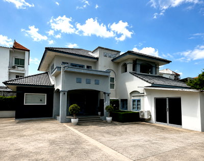 เช่าโฮมออฟฟิศ คริสตัล ดีไซน์ เซ็นเตอร์ : 🏡✨ ให้เช่าบ้านเดี่ยว/โฮมออฟฟิศ 2 ชั้น พร้อมลานจอดรถขนาดใหญ่ 📍 ทำเลศักยภาพ ซอยลาดพร้าว 87 ใกล้เลียบด่วนรามอินทรา