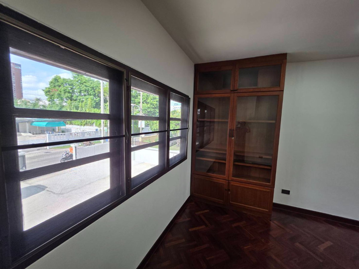 picture For Rent Home Office 3separate buildings Near BTS Bearing Only800m. - 24/36
