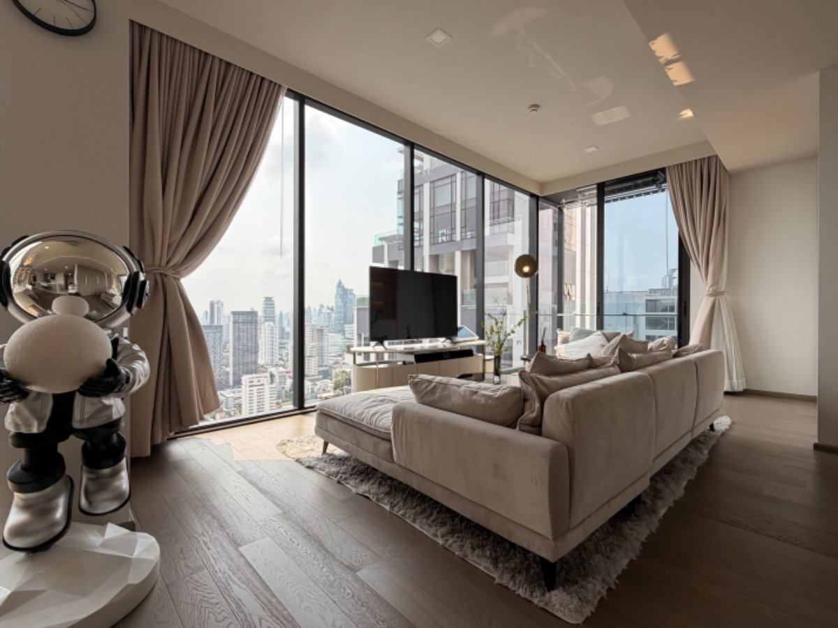 picture Luxury large room, only 200 meters from BTS Asoke/MRT Sukhumvit - 1/12