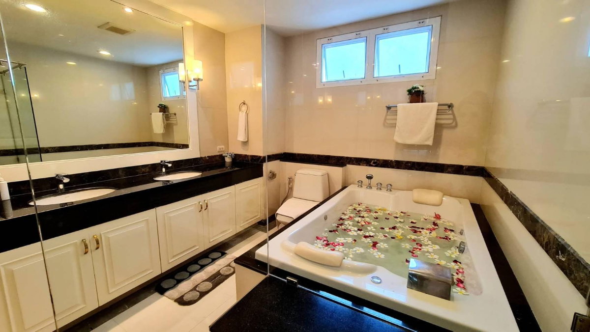 รูป Penthouse duplex for rent, 22nd-23rd floor, Piyathip Place, Sukhumvit 39.  - รูปที่ 12/15