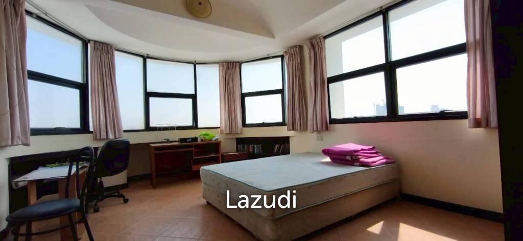 picture Spacious 2-Bedroom Sea View Condo at Jomtien Complex - 11/17