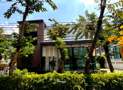 Shophouses for rent Bangkok Arts&Crafts College : Urgent Rent! 3-story commercial building on Pradit Manutham Road. 450 sq.m -113 sq wa Line @thebrokerage , Khun Tom 0810101031