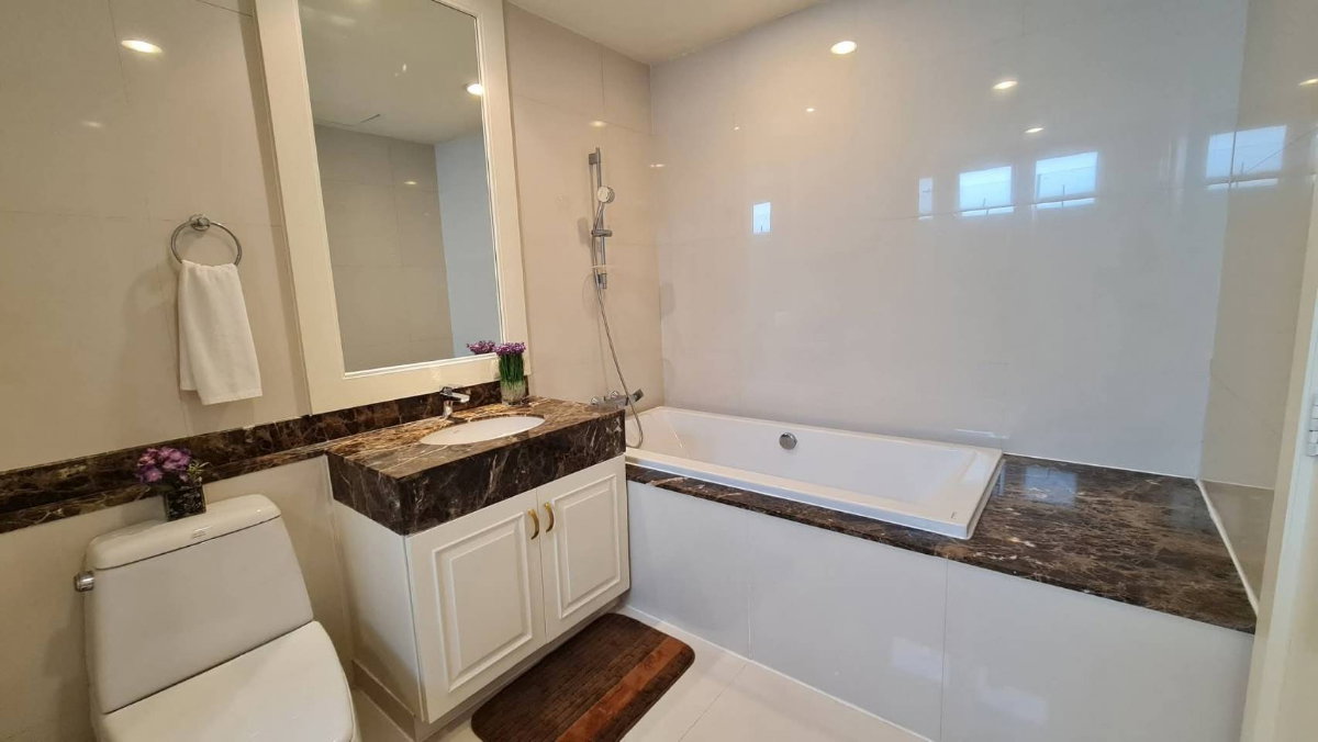 รูป Penthouse duplex for rent, 22nd-23rd floor, Piyathip Place, Sukhumvit 39.  - รูปที่ 13/15