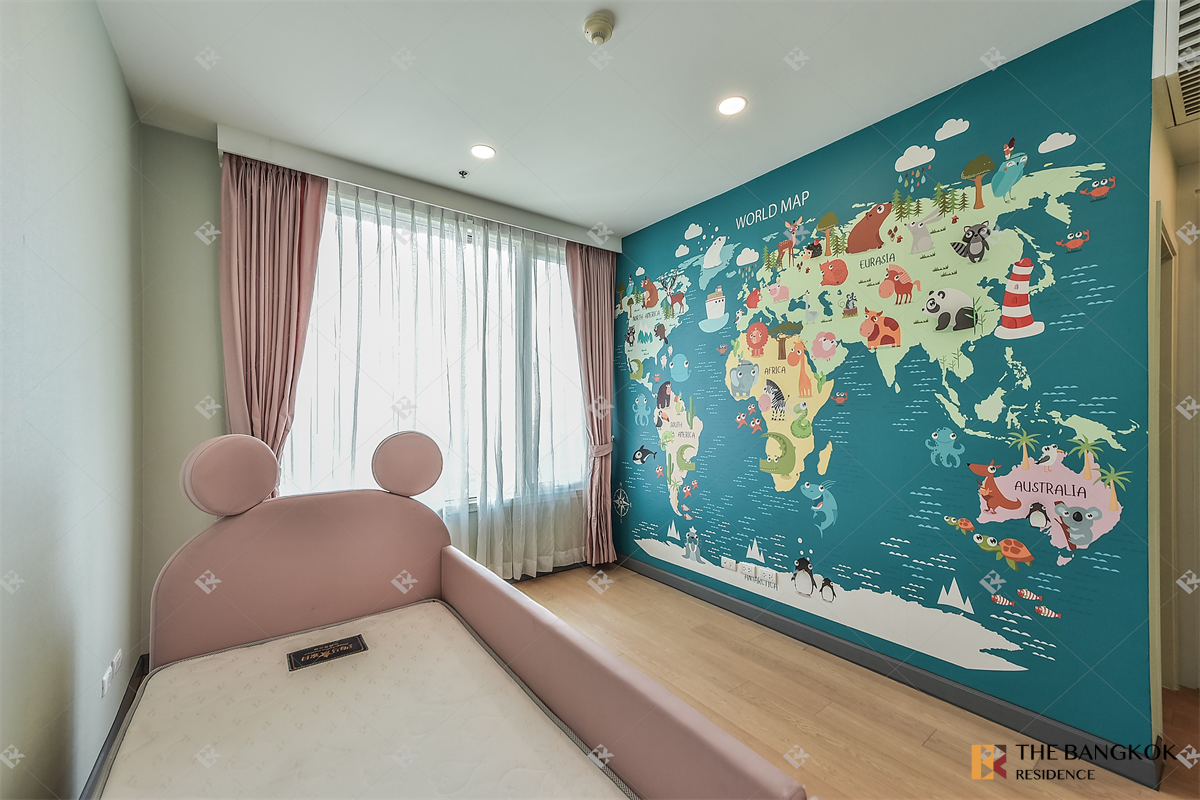 picture The Empire Place Luxuriously Elevated Unit - 3/10