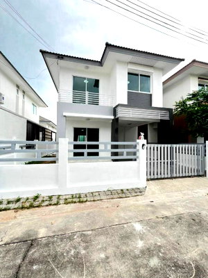 Houses for rent Chonburi : Two-story detached house for rent in Lake Valley Village, Bowin. Excellent location, close to the industrial estate.