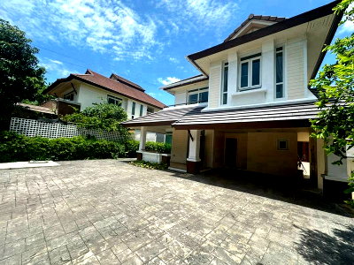 Houses for rent : Two-story detached house for rent at The Boulevard Sriracha. Excellent location with convenient transportation.