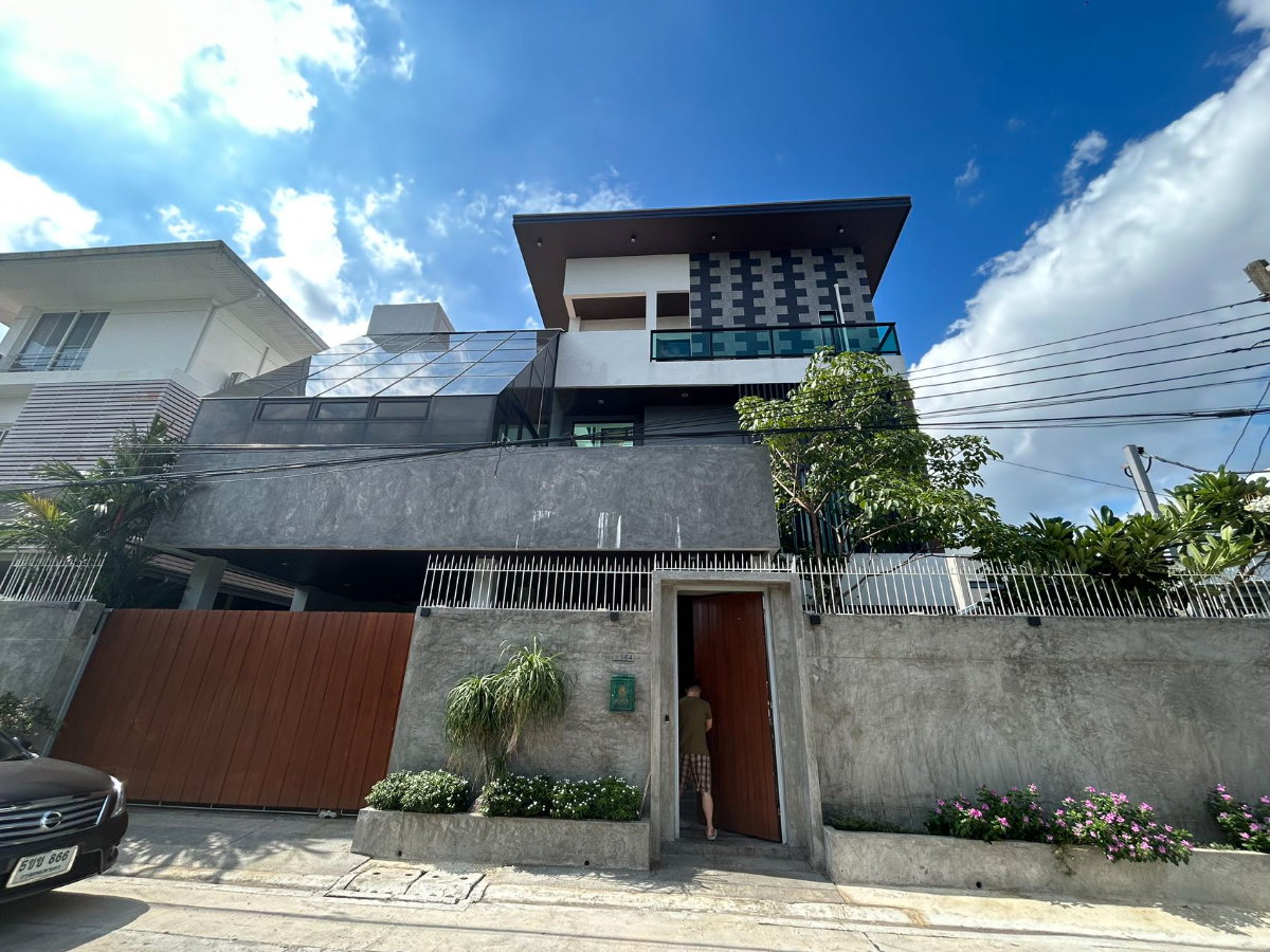 Rama 9 - Huai Khwang | Brand New Ultra-Luxury 3.5-Story Detached Villa with Private Rooftop Pool 280,000 THB / Month