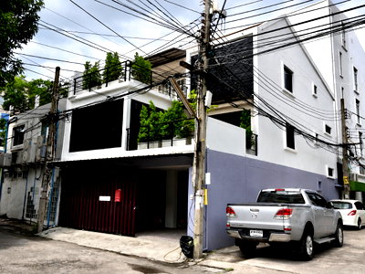 Houses for rent J Avenue Thonglor : 3-Storey Townhome for Rent | Ekkamai | Only 600 m from BTS Ekkamai | Ideal for Residence or Home Office