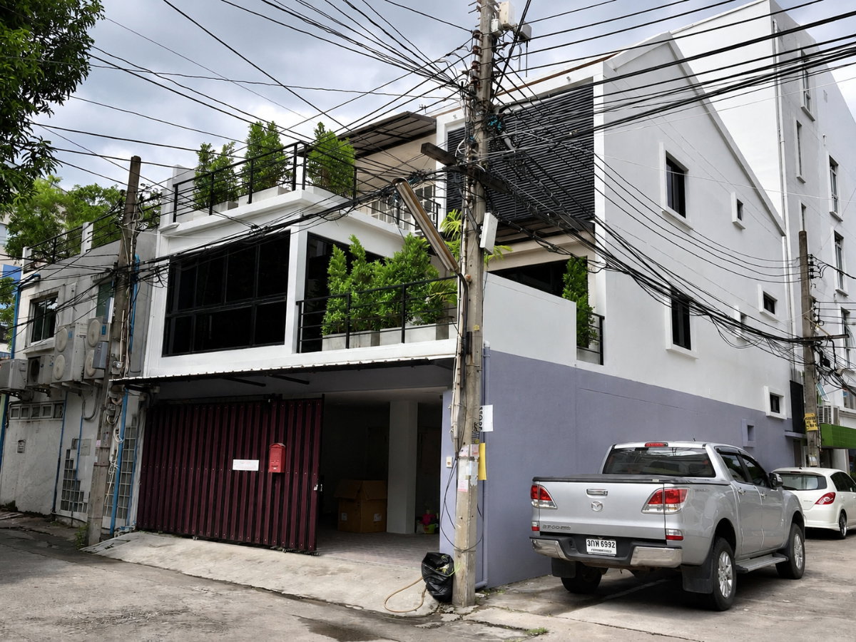 รูป ให้เช่า Townhome 3 ชั้น ซอยเอกมัย (ตรงข้ามซอยเอกมัย 4) ทำเลใจกลางสุขุมวิท เพียง 600 เมตรจาก BTS เอกมัย เหมาะสำหรับอยู่อาศัยหรือทำ Home Office - รูปที่ 1/10