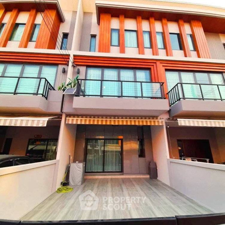 Townhouses for rent : 3-BR Townhouse at Eigen Premium Townhome Pattanakarn in Prawet (ID 3099647)
